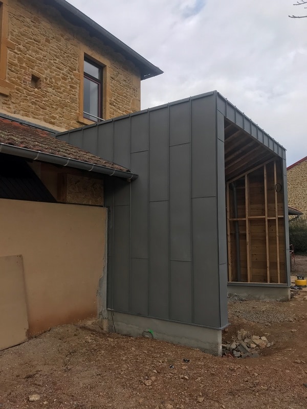 Bardage zinc sur extension contemporaine