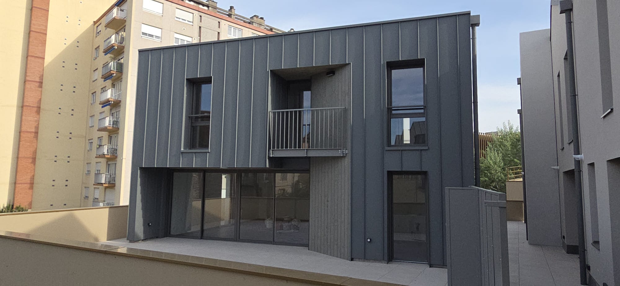 Bardage zinc joint debout — immeuble