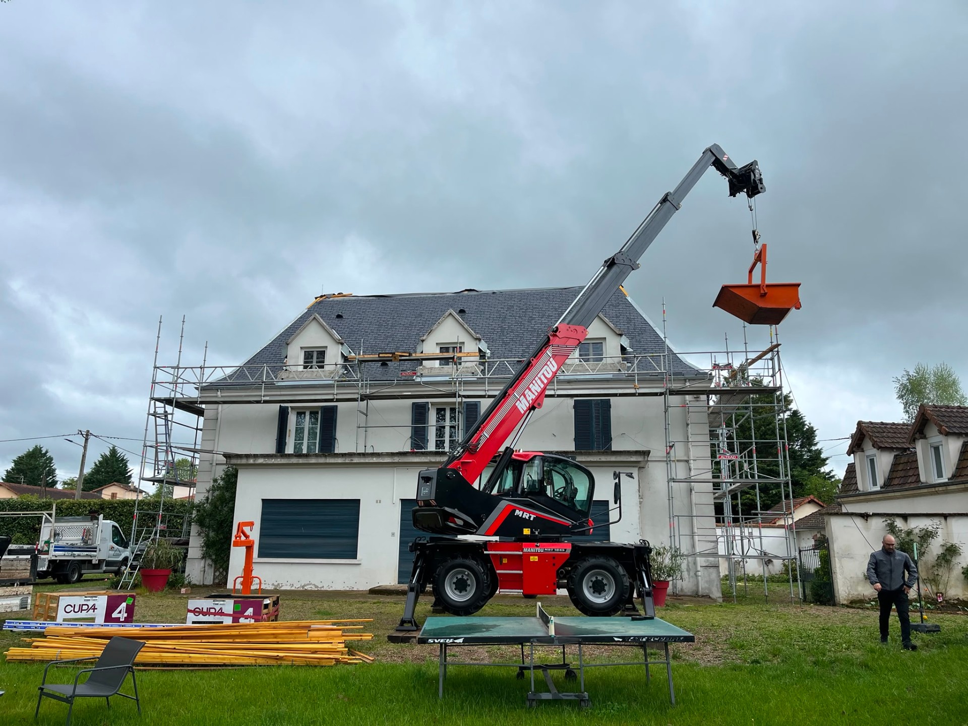 Manitou Serraille en levage sur maison en rénovation