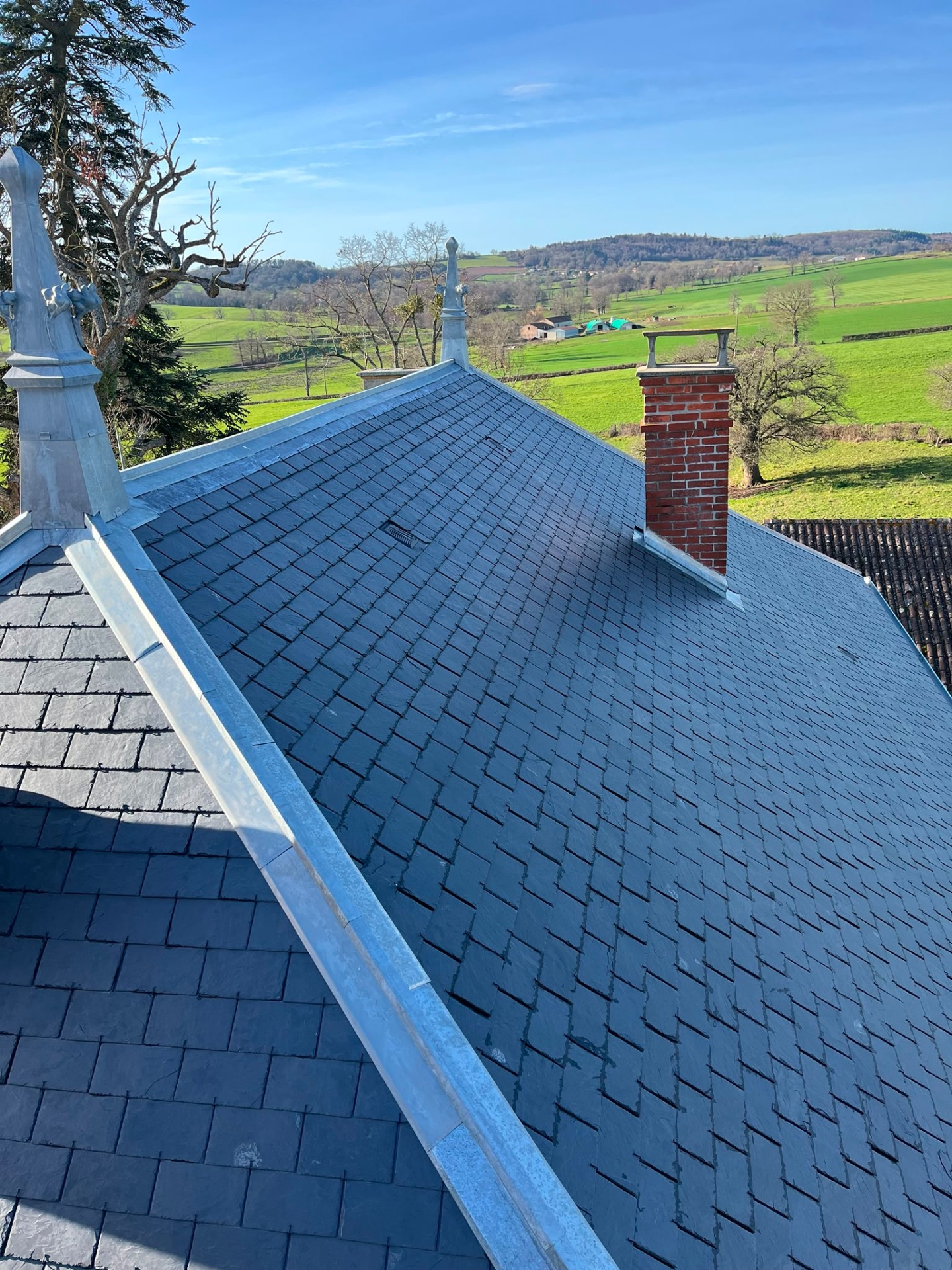 Toiture ardoise neuve & cheminée brique restaurée
