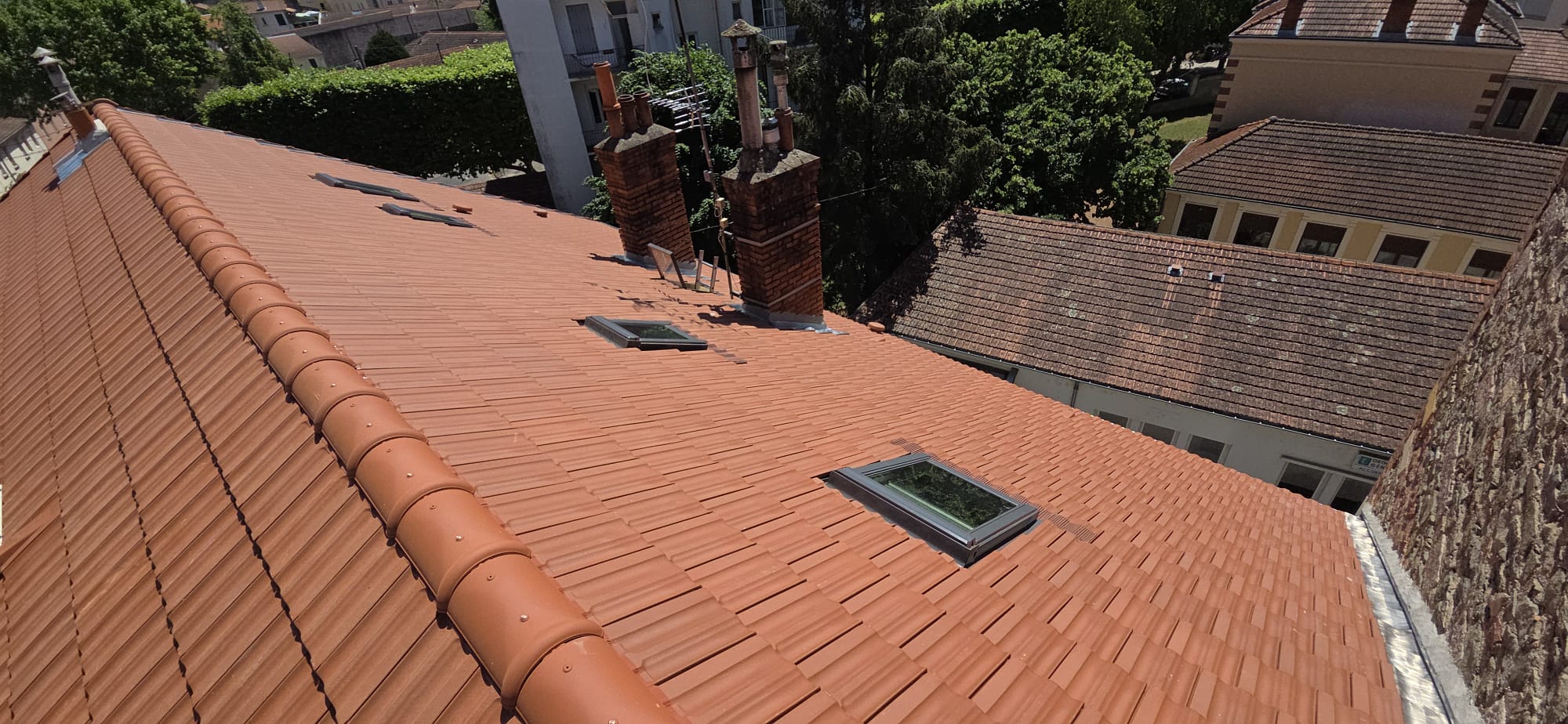 Pose de fenêtres de toit Velux sur toiture tuiles