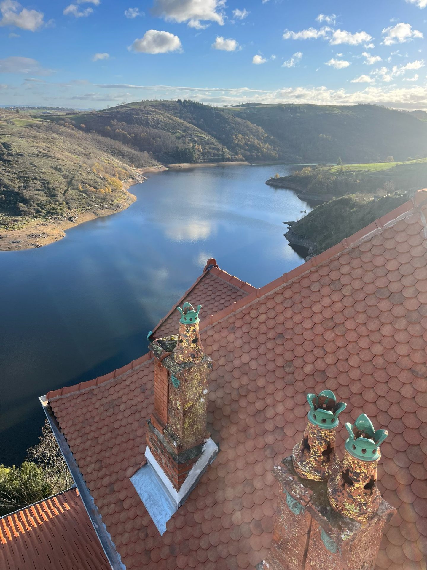 Toiture tuiles écaille — panorama au bord du lac