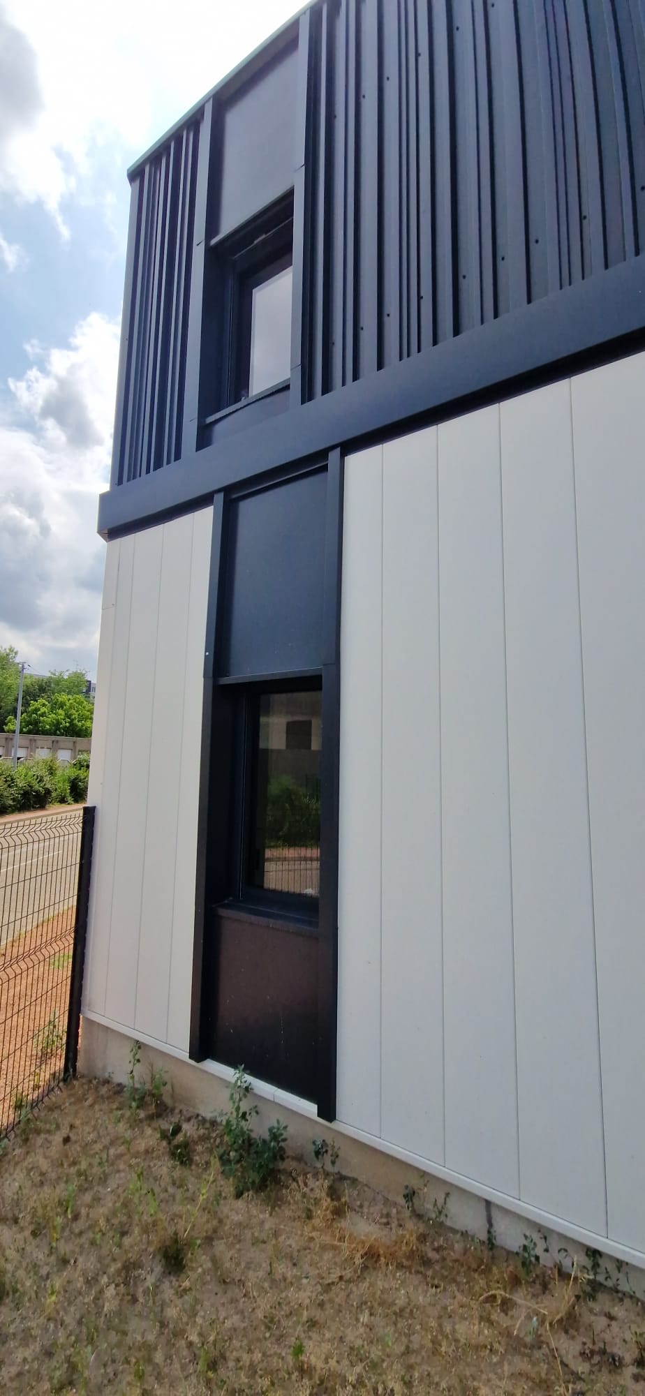 Bardage mixte zinc et panneaux — bâtiment tertiaire