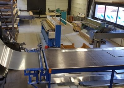 Atelier zinguerie — plieuse et table de découpe